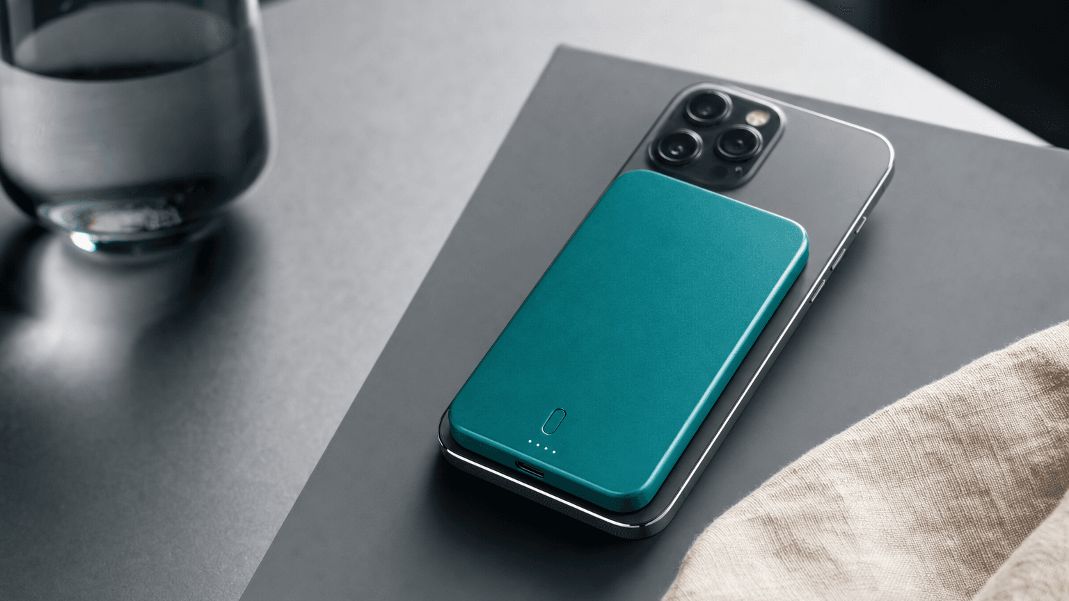 実機:Anker Nano Power Bank、磁石でピタッと貼り付く薄型バッテリーがセール中